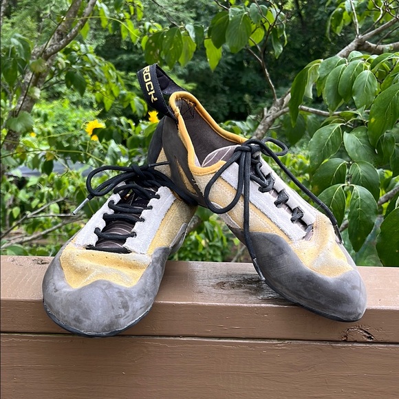 Climbing shoes - Picture 1 of 4